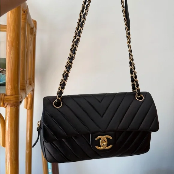 Chanel flap bag black and gold - Picture 6 of 12